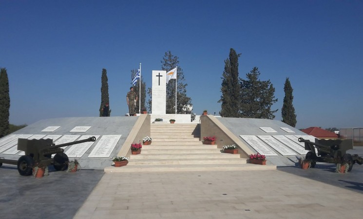 Κατάθεση στεφάνου στον Τύμβο της Μακεδονίτισσας