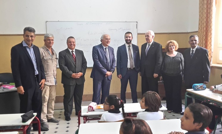 Στο Κάϊρο, στην Αχιλλοπούλειο Σχολή και την Αμπέτειο Σχολή, εκεί που διδάσκονται τα Ελληνικά. Γιατί, «και την Κοινήν Ελληνική Λαλιά ώς μέσα στην Βακτριανή την πήγαμεν, ώς τους Ινδούς».